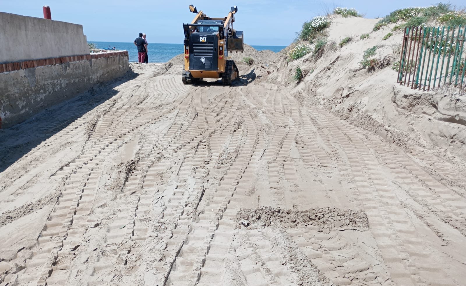 POZZUOLI/ Mezzi e uomini in azione: ripuliti i tratti di spiaggia libera – LE FOTO