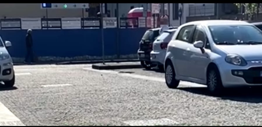 POZZUOLI/ La denuncia: «A via Napoli strisce blu utilizzate dal parcheggiatori privati»