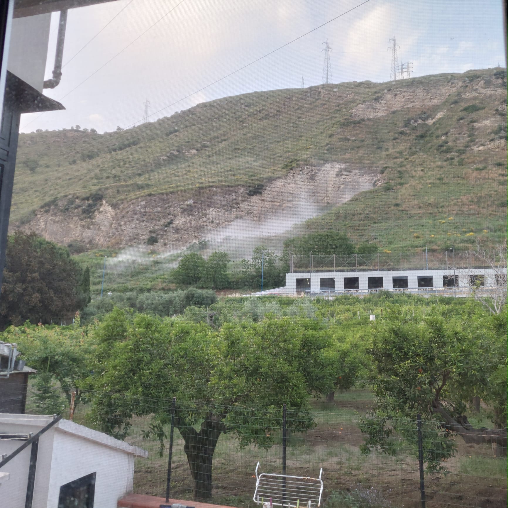 POZZUOLI/ Dopo la prima scossa frana al Monte Barbaro