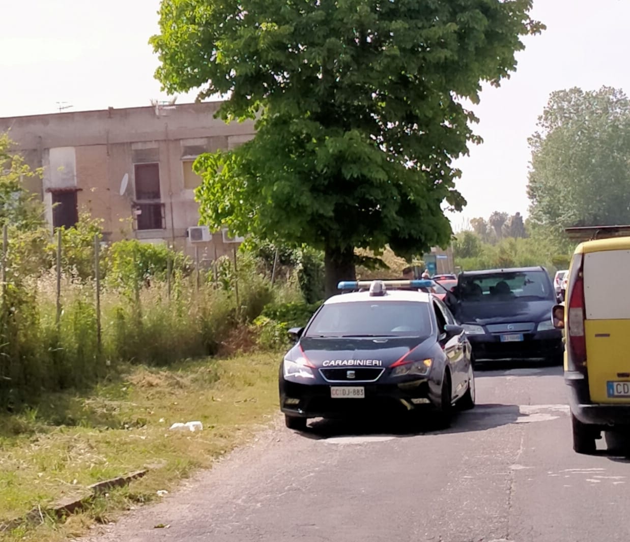 POZZUOLI/ Stretta sui taxi abusivi a Licola: immigrato scappa all’alt, inseguito dai carabinieri abbandona l’auto