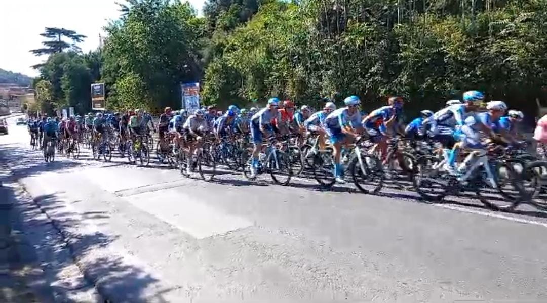 Il passaggio del Giro d’Italia a Pozzuoli: poca gente e poco “calore” lungo le strade – LE FOTO