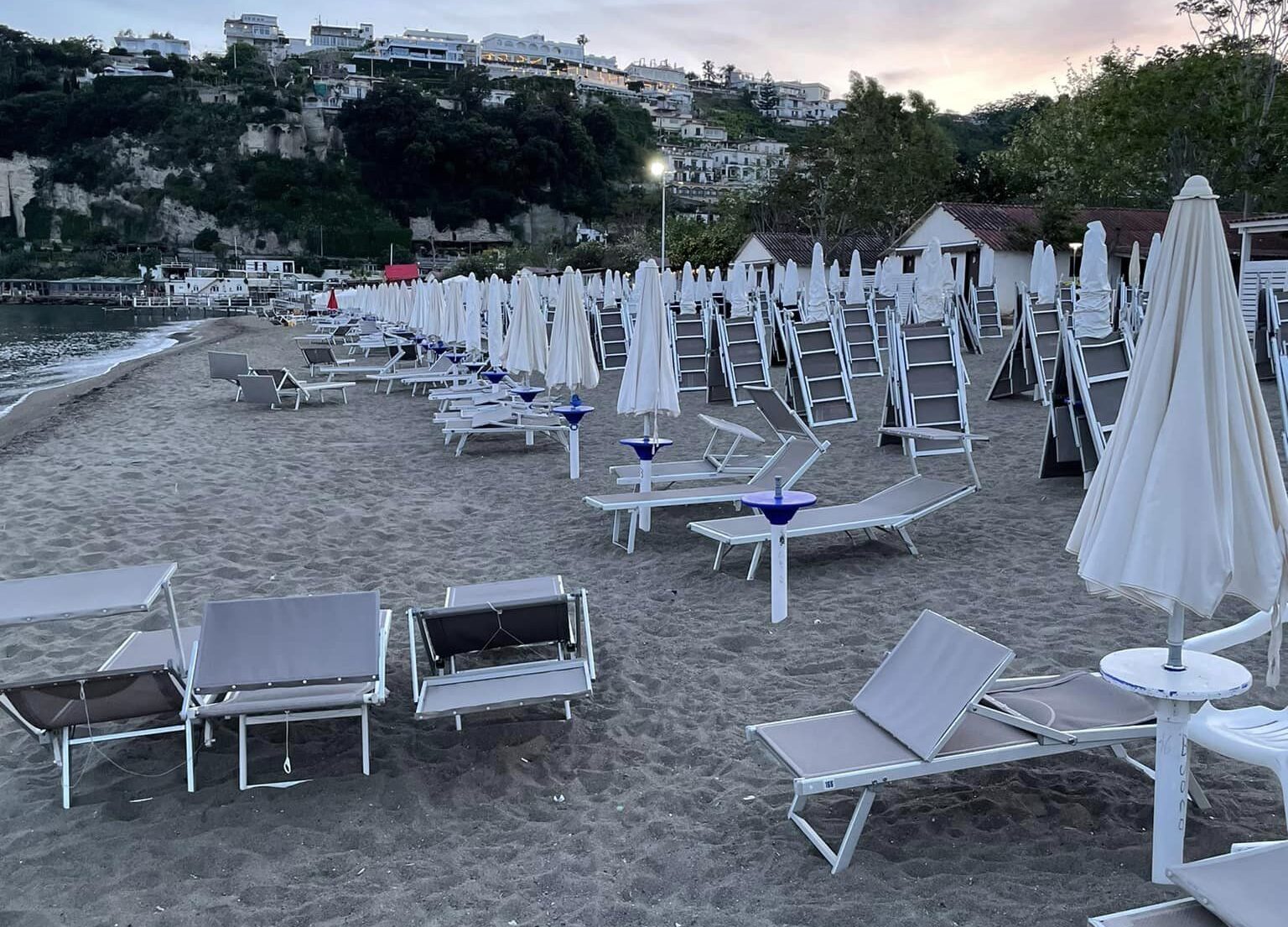 POZZUOLI/ Concessioni ai lidi scadute «A Lucrino, Arco Felice e Licola spiagge occupate illegalmente» – LE FOTO