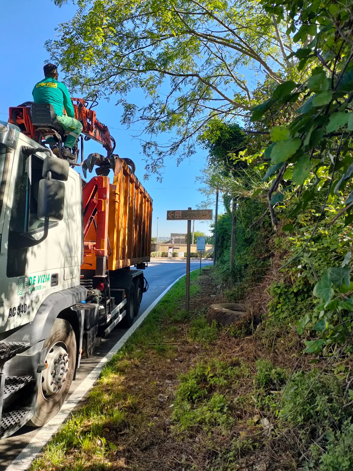 POZZUOLI/ Pulizie eccezionali della De Vizia per il Giro d’Italia – LE FOTO