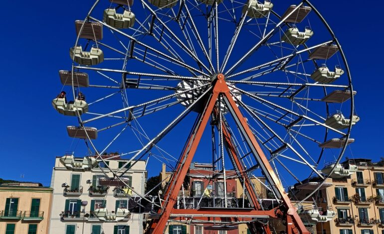 POZZUOLI/ La protesta del comitato di via Napoli «Togliete quella ruota panoramica dal lungomare»