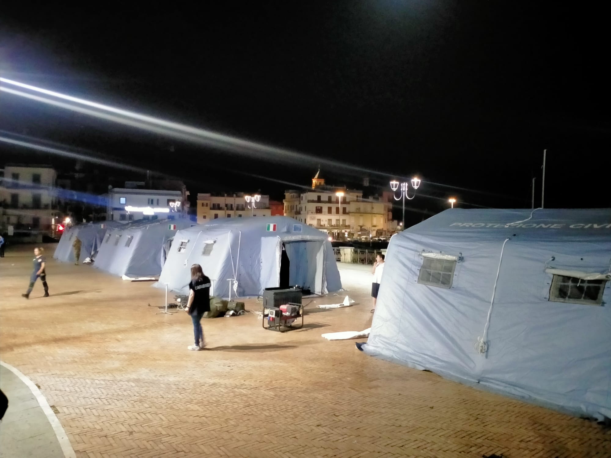 Terremoto, montate le tende a Pozzuoli – LE FOTO