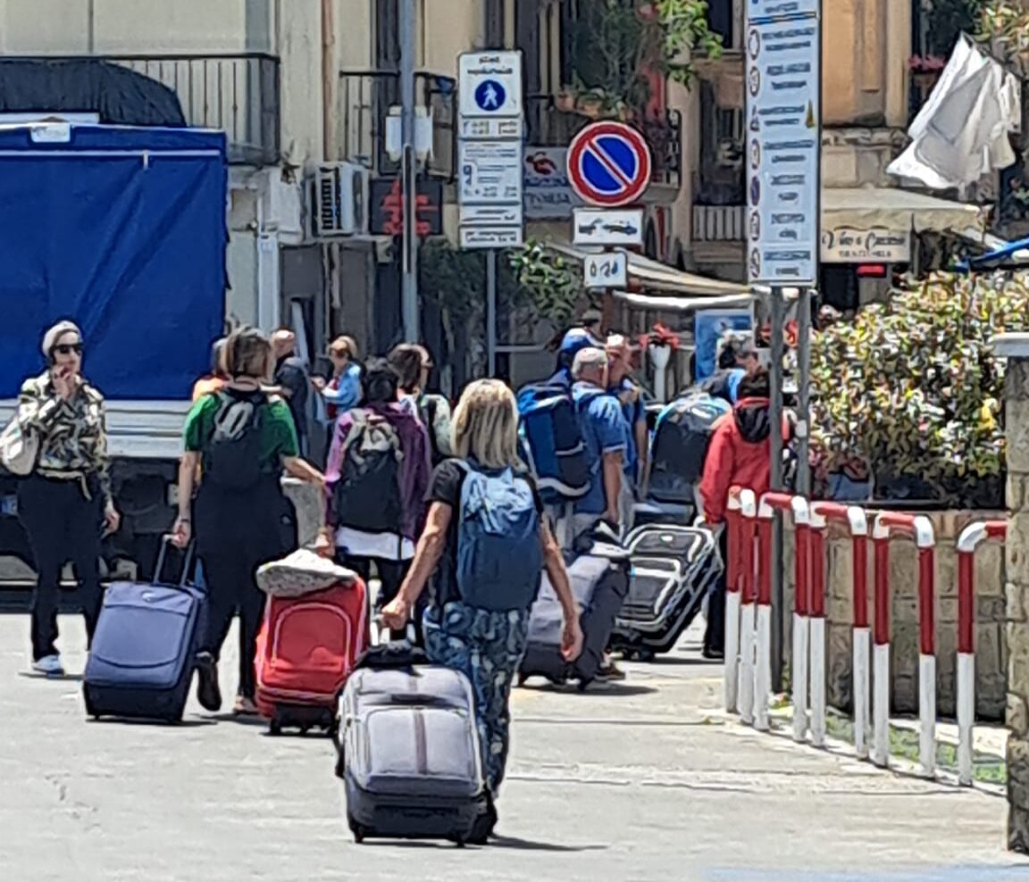 Turisti in giro a Pozzuoli, dopo le scosse la città è già ripartita: assessori fanno da testimonial «Il bradisismo non fa paura»