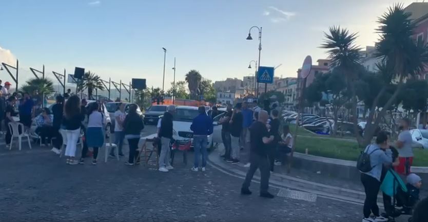 POZZUOLI/ Protestano gli sfollati: blocco stradale a via Napoli