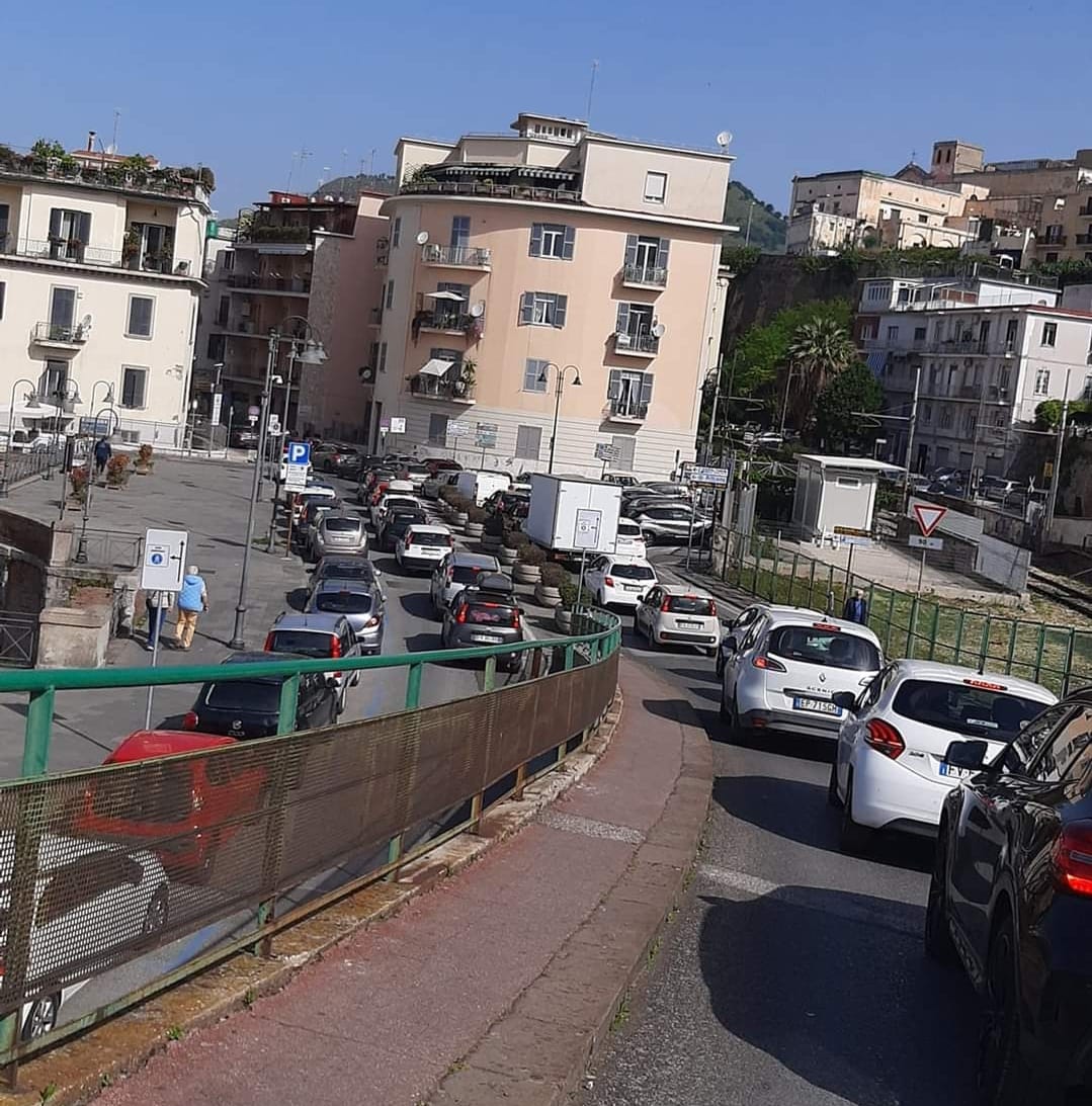 POZZUOLI/ Ztl in via Serapide, caos e vie di fuga bloccate 5 consiglieri protestano: «Scelta scellerata, va subito abolita»