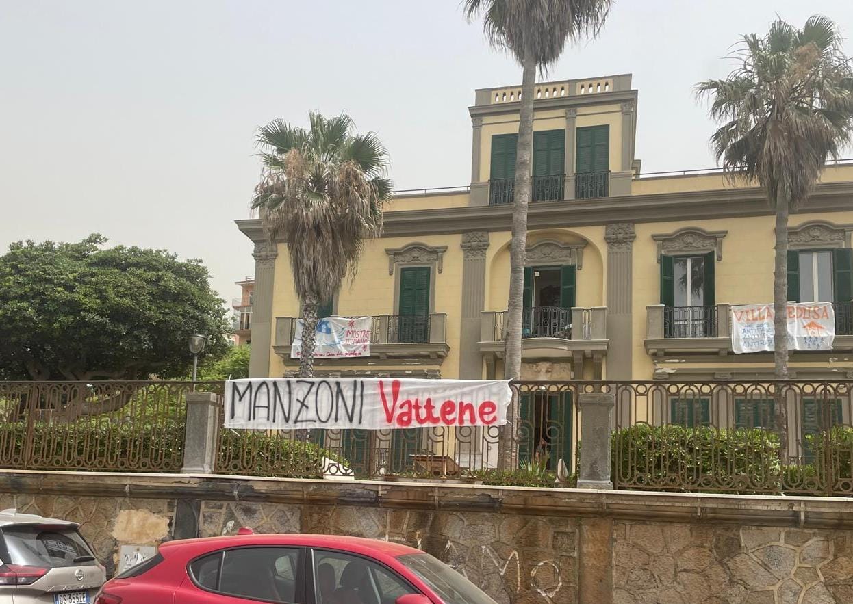 «Manzoni vattene»: striscione senza firma al Dazio