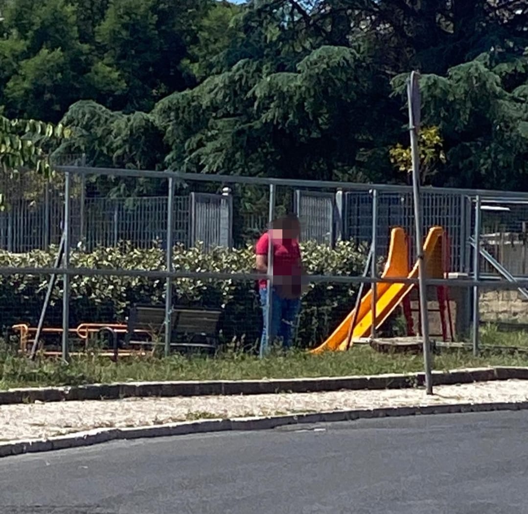 POZZUOLI/ Si cala i pantaloni e urina tra le giostrine per bambini
