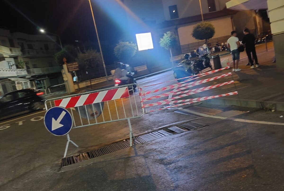 POZZUOLI/ Il comune “sconfitto” da una grata: lavori-scempio e strada limitata per l’ennesima volta – LA FOTO