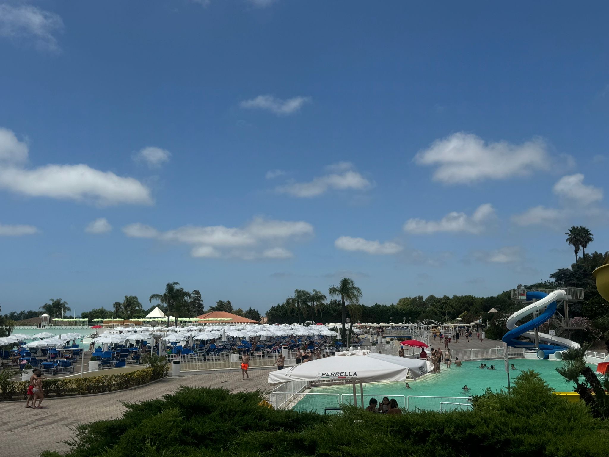 Ha riaperto AcquaFlash: in migliaia affollano piscine e scivoli