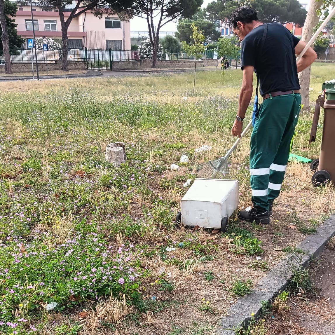 POZZUOLI/ I cittadini chiamano e la De Vizia risponde: ripuliti i giardinetti a Toiano – LE FOTO