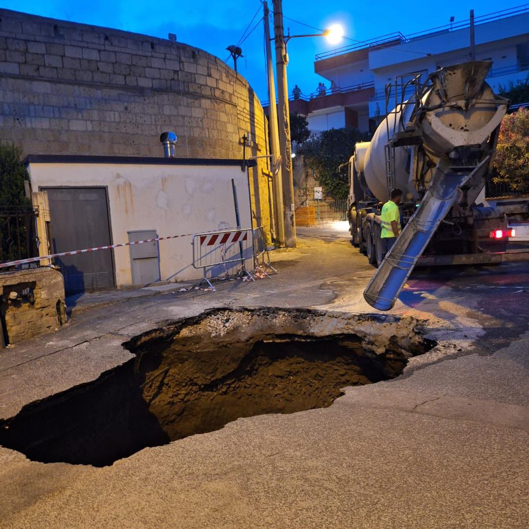 POZZUOLI/ Paura in via Ortodonico: si apre una voragine in strada
