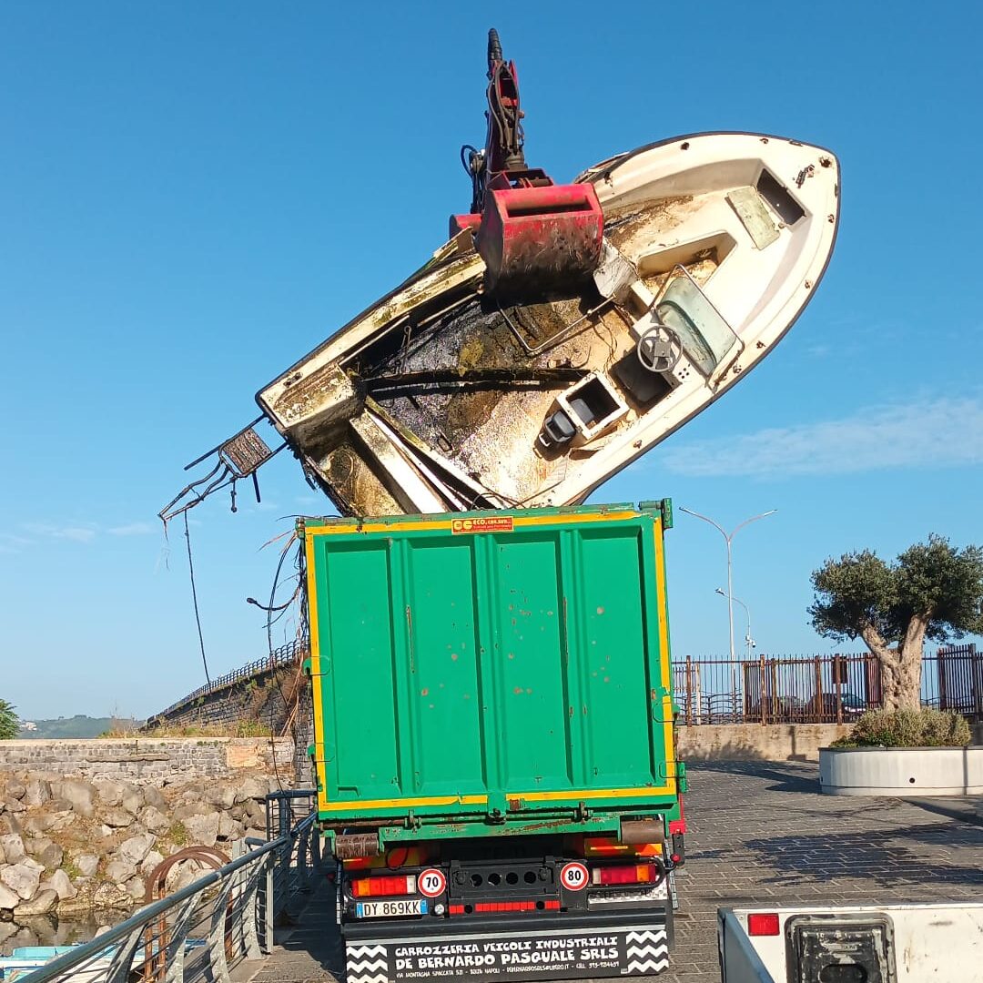 POZZUOLI/ Ripulita la Darsena, rimosse barche abbandonate. Il sindaco Manzoni «Andiamo avanti con le bonifiche» – LE FOTO