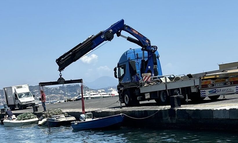 Blitz di carabinieri e Capitaneria a Pozzuoli: sequestrate oltre 30 barche ormeggiate abusivamente