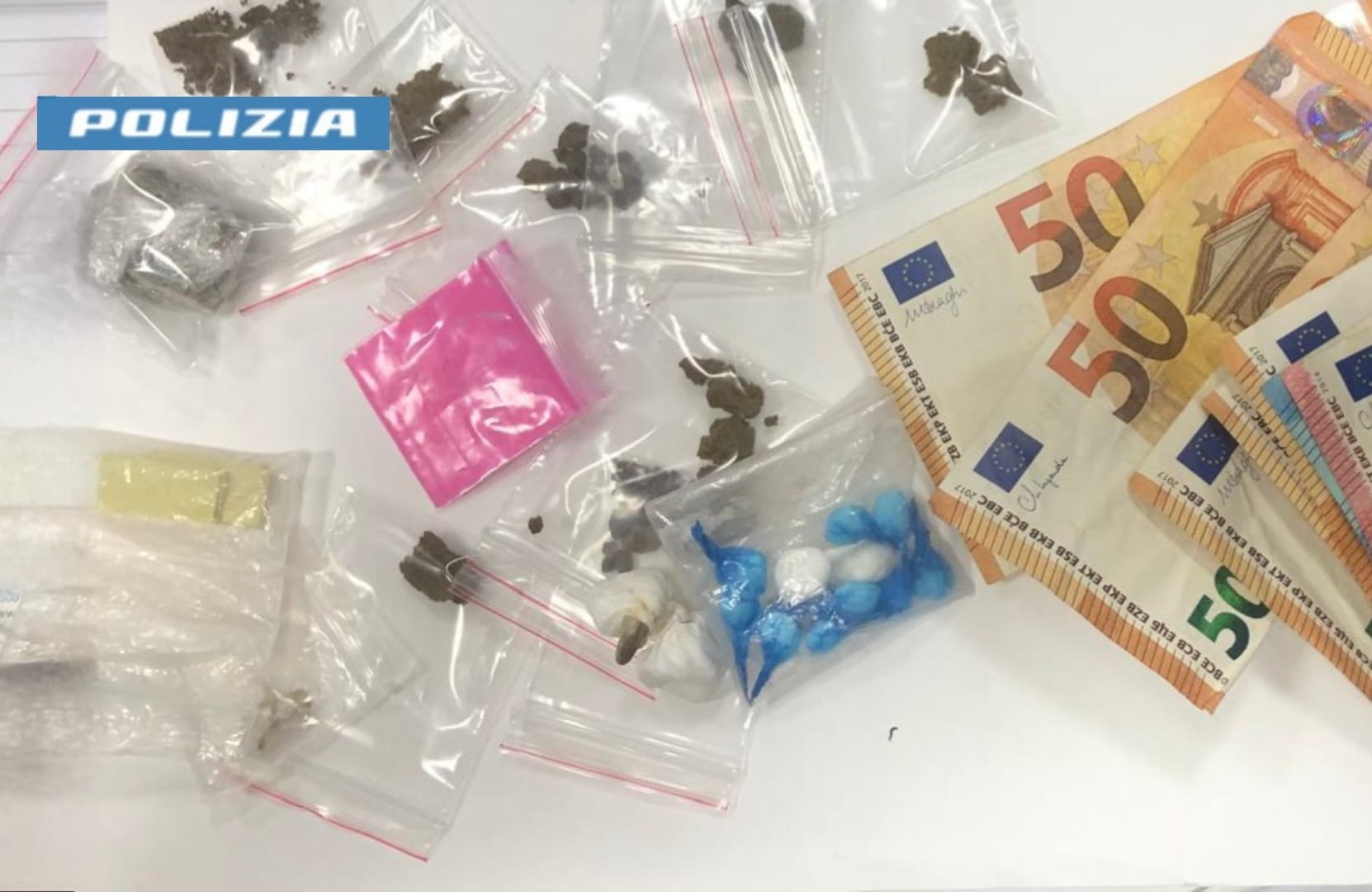 Spaccio di droga in un parcheggio vicino a una discoteca, 30enne arrestato