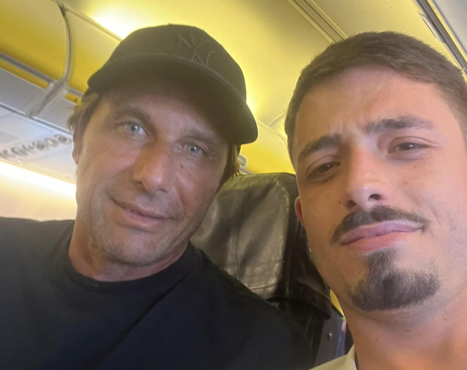 Il primo giorno di Conte al Napoli: dal viaggio in aereo con un giovane di Pozzuoli alla notte in hotel sulla Solfatara