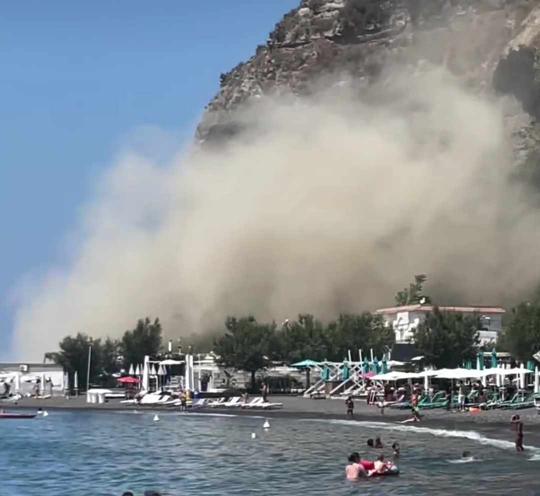 Sciame sismico nei Campi Flegrei: la scossa più forte di magnitudo 2.6, frana costone a Monte di Procida