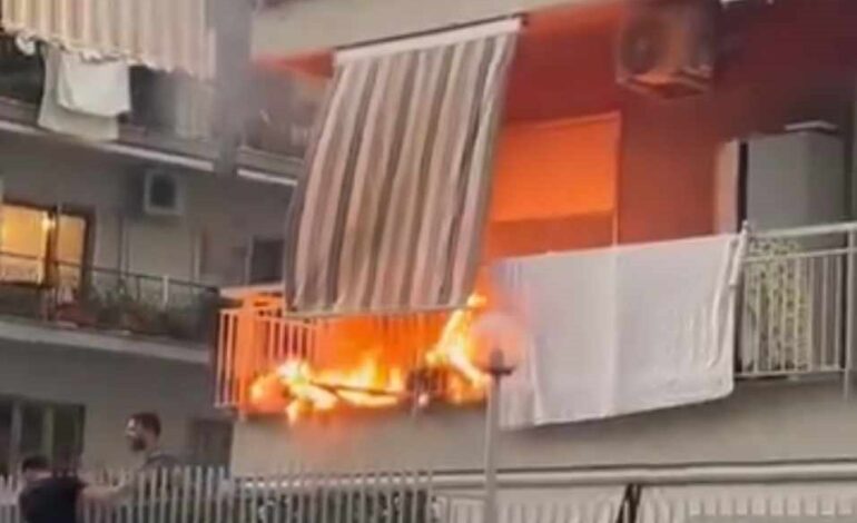 Incendio sul terrazzino di una 85enne, carabinieri soccorrono l’anziana e spengono le fiamme