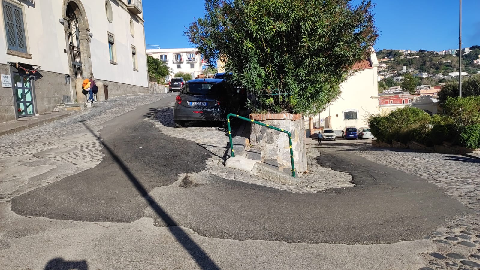 POZZUOLI/ «Rappezzi folli in via Marconi: possibile che nessuno vede?»