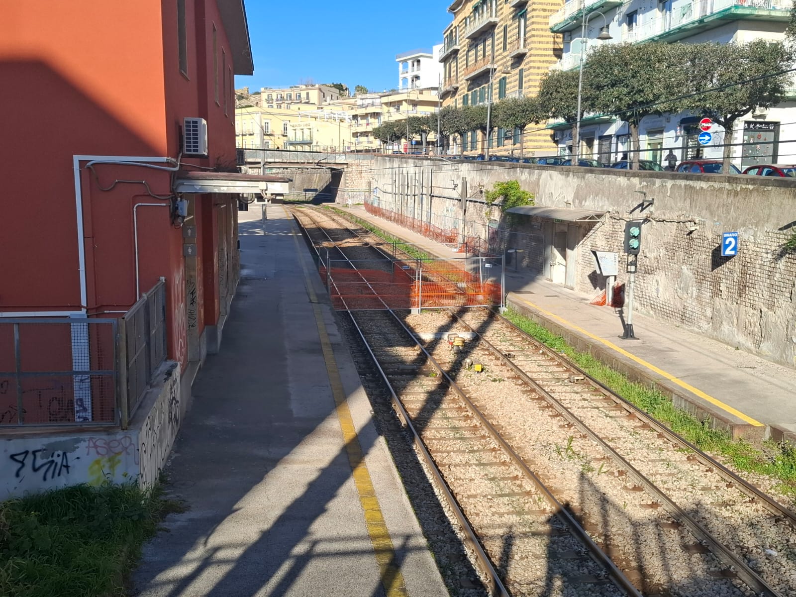 POZZUOLI/ Voragine alla stazione della Cumana, tempi lunghi per gli interventi «Da uno a tre mesi»