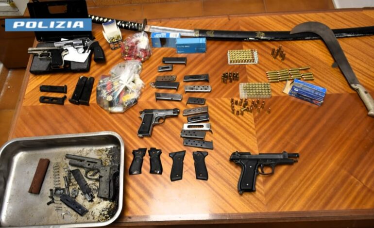 Detiene armi, oltre 300 munizioni, una katana e una roncola: 76enne arrestato dalla Polizia