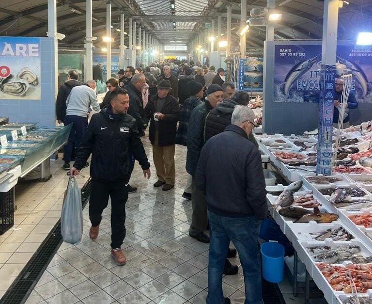 Festa al mercato del pesce di Pozzuoli: cuoppi di paranza, alici e vino gratis nell’antivigilia di Natale