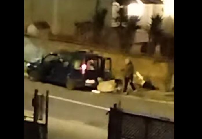POZZUOLI/ Scempio a Monterusciello: scarica rifiuti lungo la strada e va via – IL VIDEO