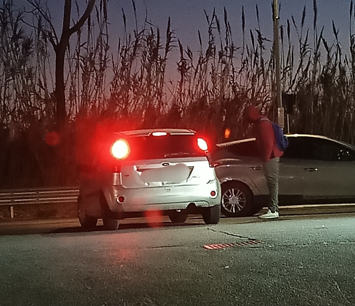 POZZUOLI/ Taxi abusivi a Licola, sfiorato l’ennesimo incidente