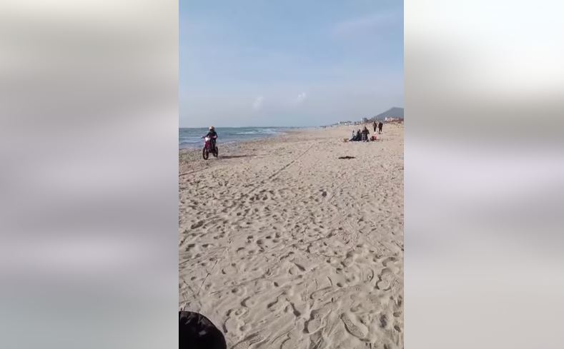 Gara tra moto sulla spiaggia, incivili scatenati sul Litorale Domitio