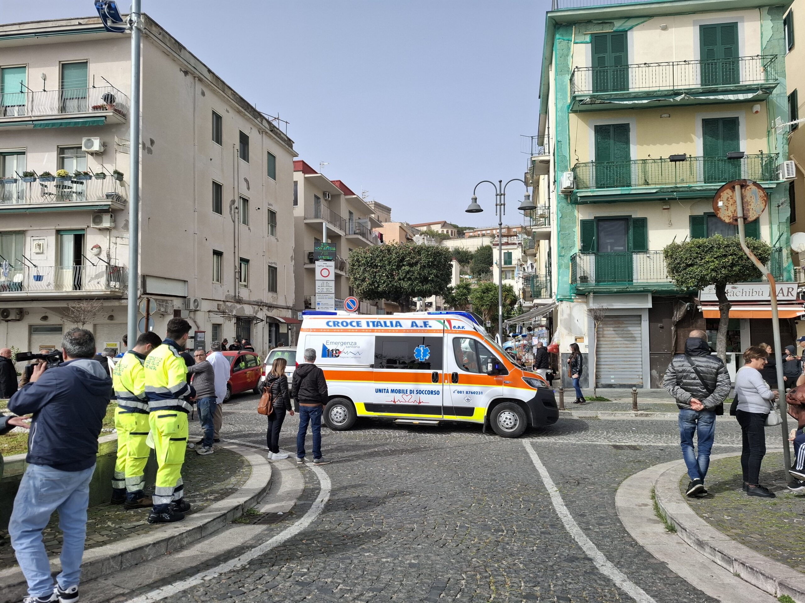 Scossa di magnitudo 3.9 paura e malori a Pozzuoli, gente in strada “Non ne possiamo più” – LE FOTO