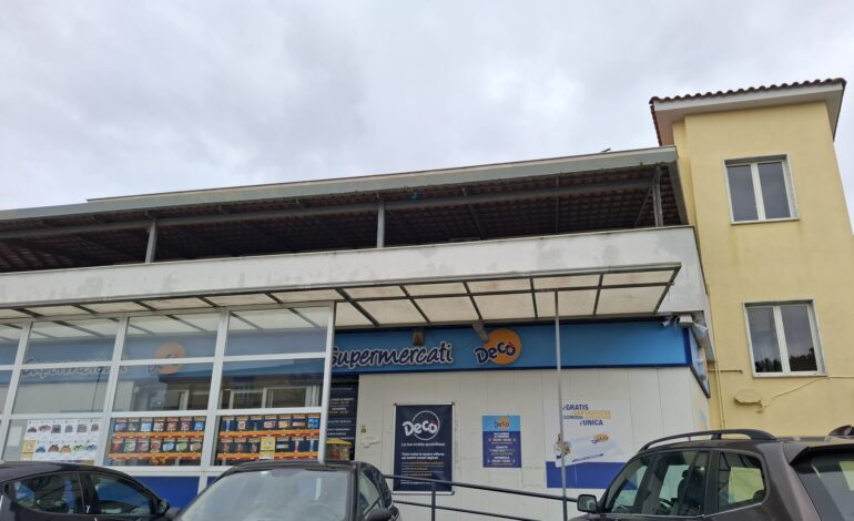 POZZUOLI/ Ladri tentano colpo al supermercato Decò di Monterusciello: messi in fuga dal sistema d’allarme