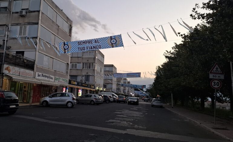 Pozzuoli inizia a colorarsi d’azzurro, addobbi e striscioni a Monterusciello