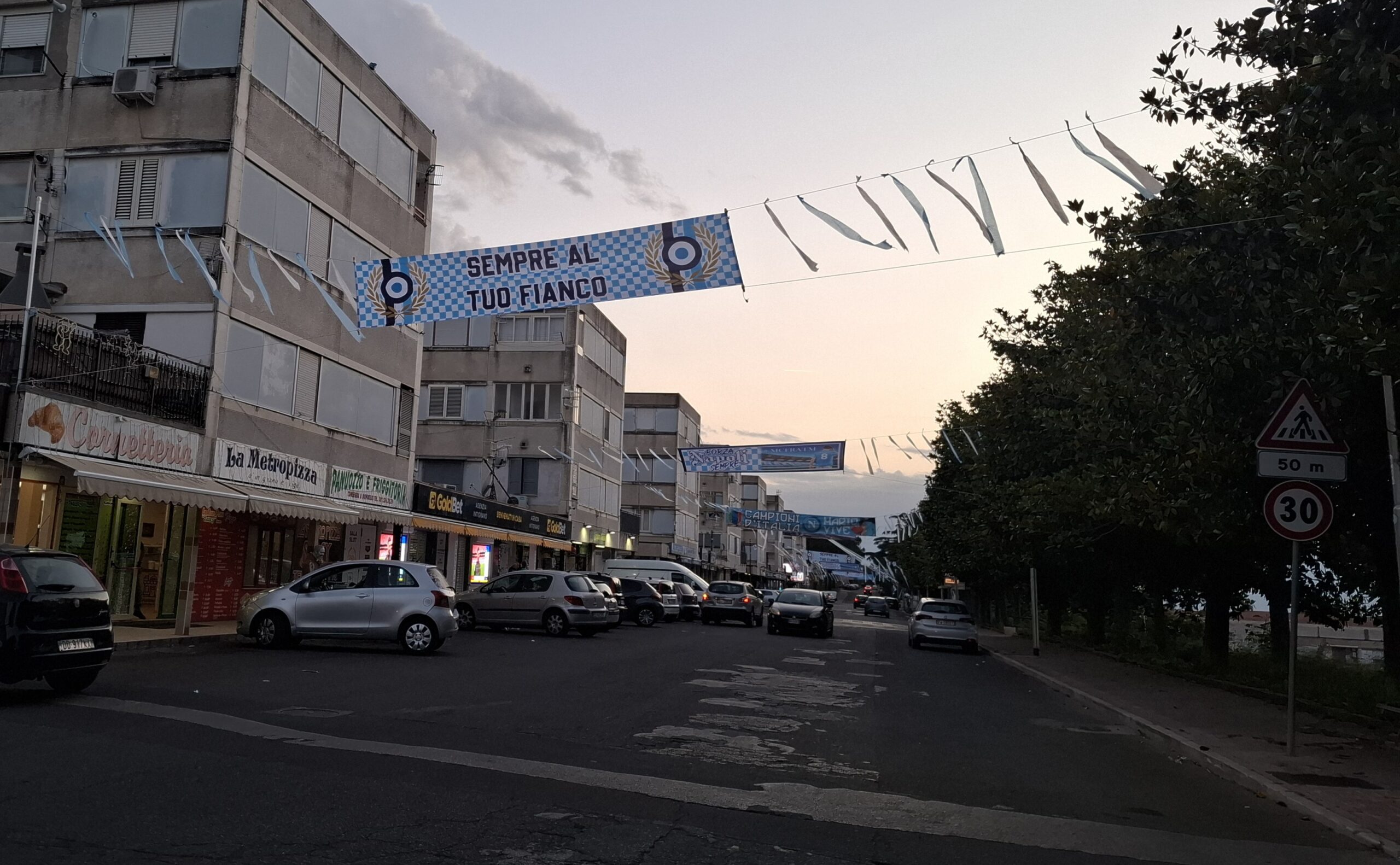 Pozzuoli inizia a colorarsi d’azzurro, addobbi e striscioni a Monterusciello