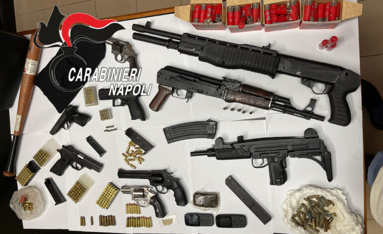 Mitra, pistole, un fucile e centinaia di proiettili in una casa: arsenale sequestrato dai carabinieri