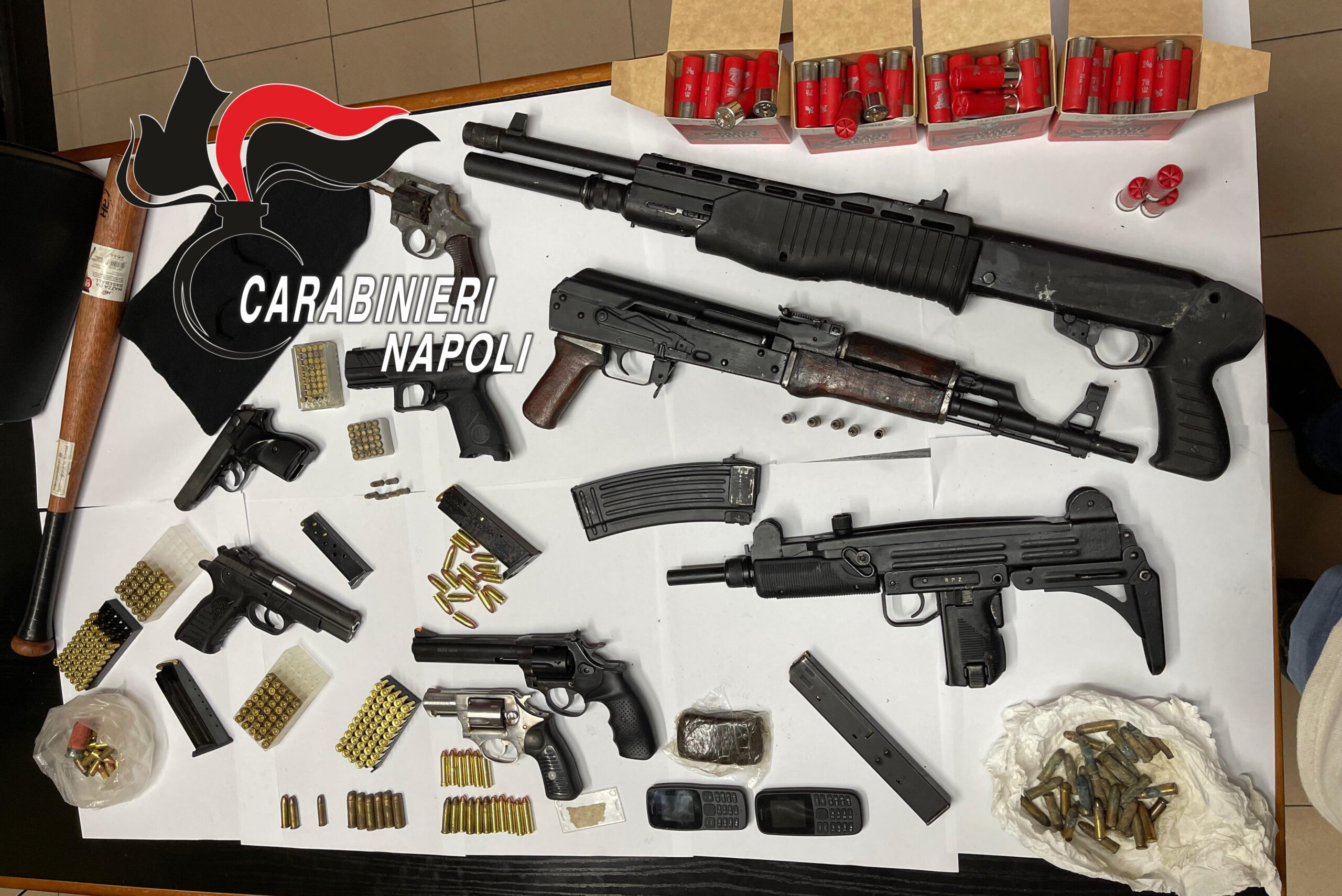 Mitra, pistole, un fucile e centinaia di proiettili in una casa: arsenale sequestrato dai carabinieri