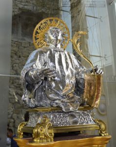 A Pozzuoli processione con le statue di San Procolo e San Gennaro
