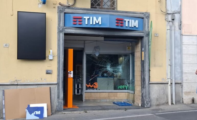 Auto ariete per sfondare l’ingresso: colpo a Monte di Procida, portato via bancomat con soldi