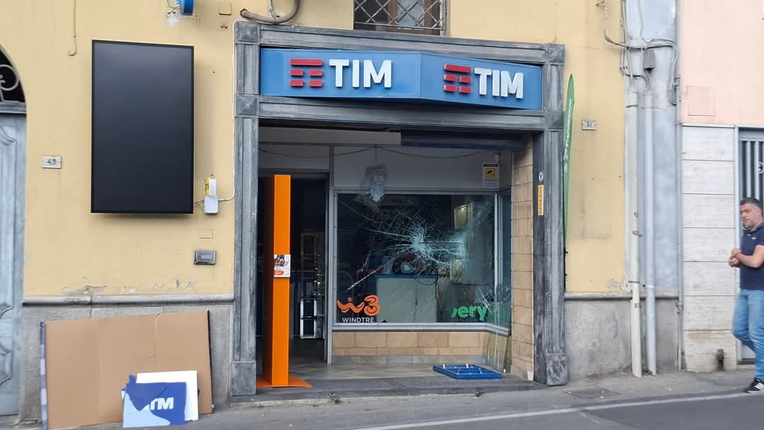 Auto ariete per sfondare l’ingresso: colpo a Monte di Procida, portato via bancomat con soldi