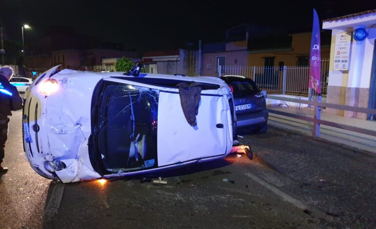 Grave incidente a Pozzuoli: auto si ribalta, due donne ferite – LE FOTO