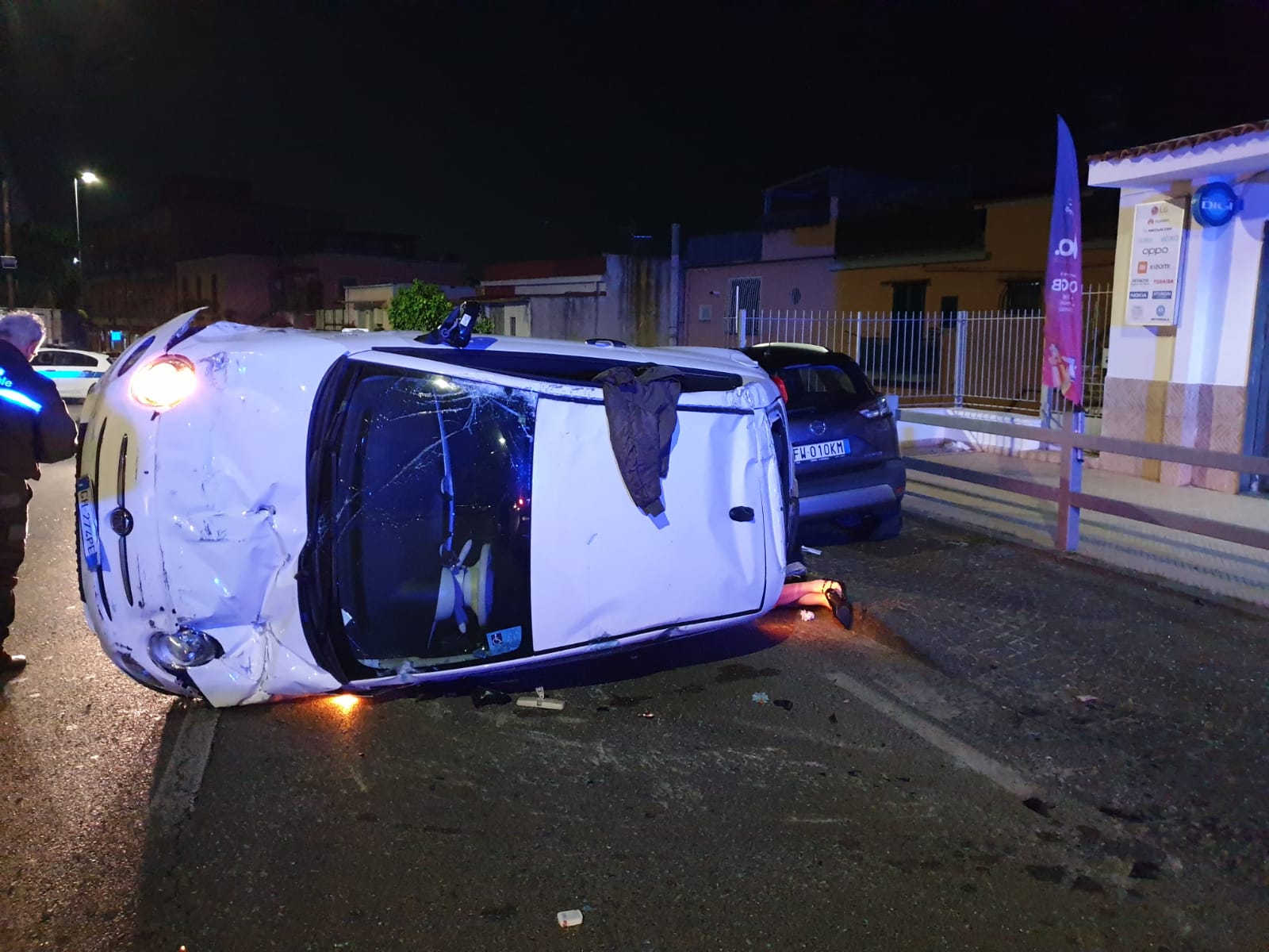 Grave incidente a Pozzuoli: auto si ribalta, due donne ferite – LE FOTO