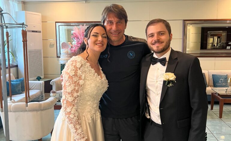 Napoli in ritiro all’hotel “Gli Dei”, Conte chiede foto alla sposa «Porta fortuna»