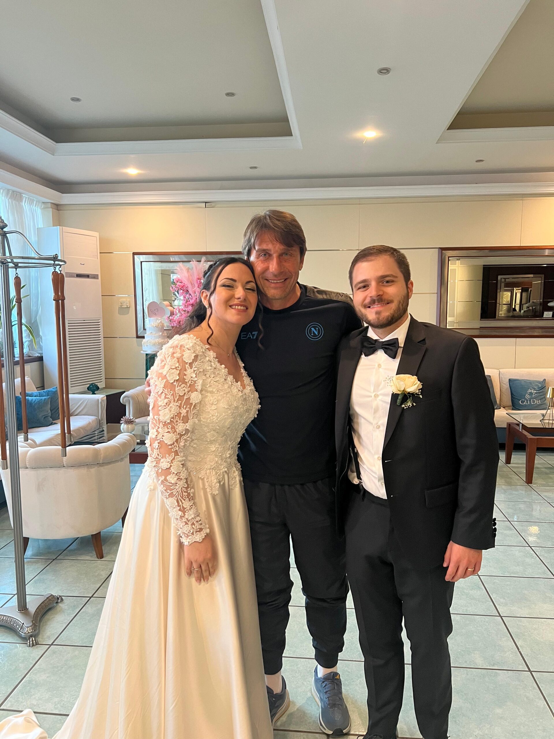 Napoli in ritiro all’hotel “Gli Dei”, Conte chiede foto alla sposa «Porta fortuna»