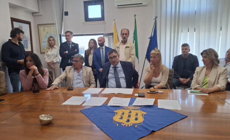 POZZUOLI/ Nuova Giunta, consigliere regionale accusa «Manzoni mano armata del PD napoletano»