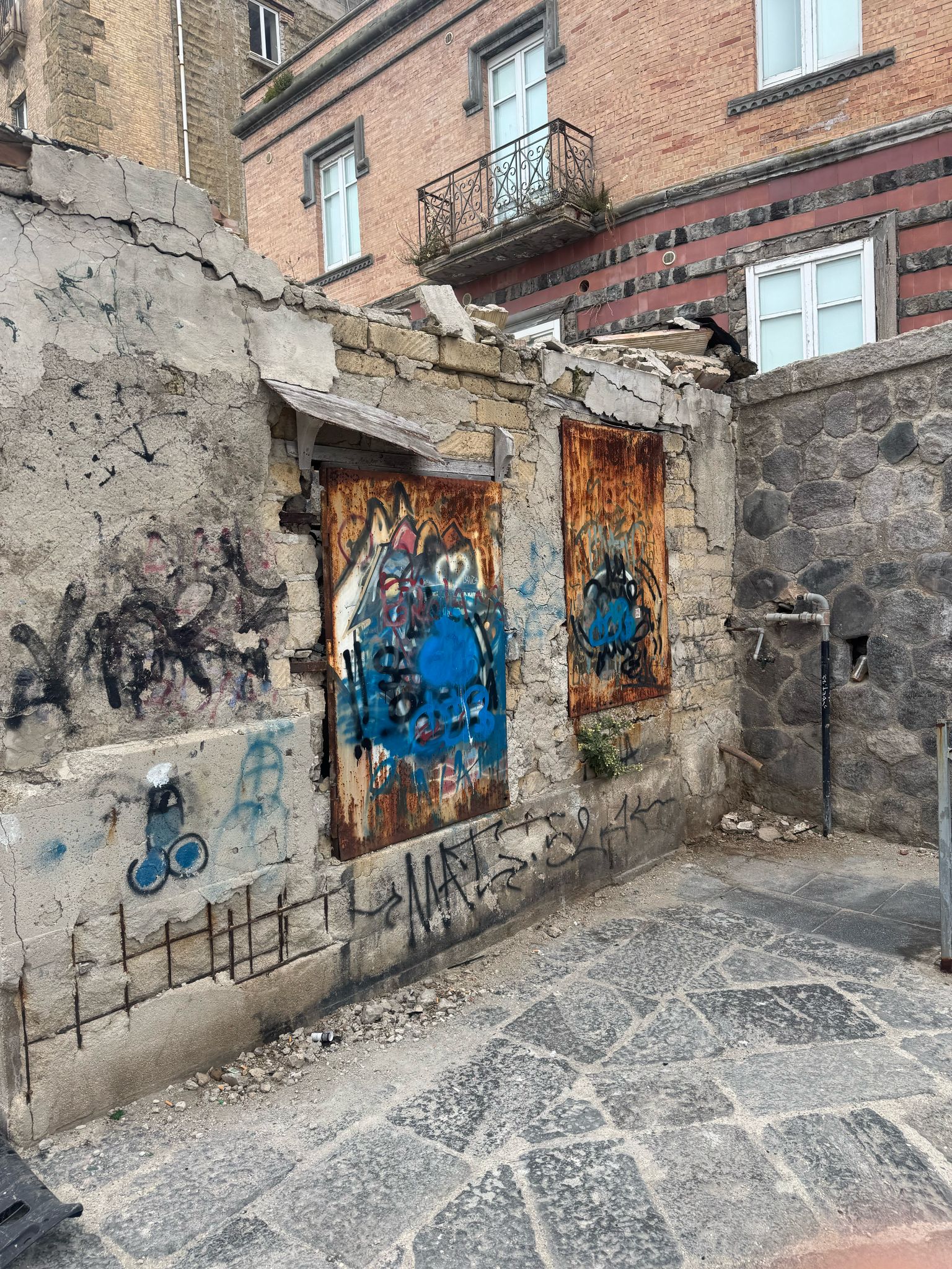 I LETTORI SEGNALANO/ «Ecco lo stato in cui versa la struttura degli ex maestri d’ascia»