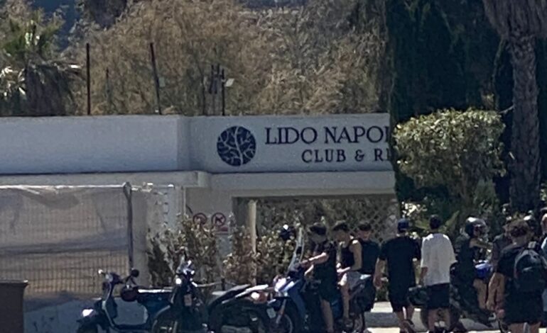 POZZUOLI/ Motorini in spiaggia a Lucrino: caos e pericoli per i bagnanti