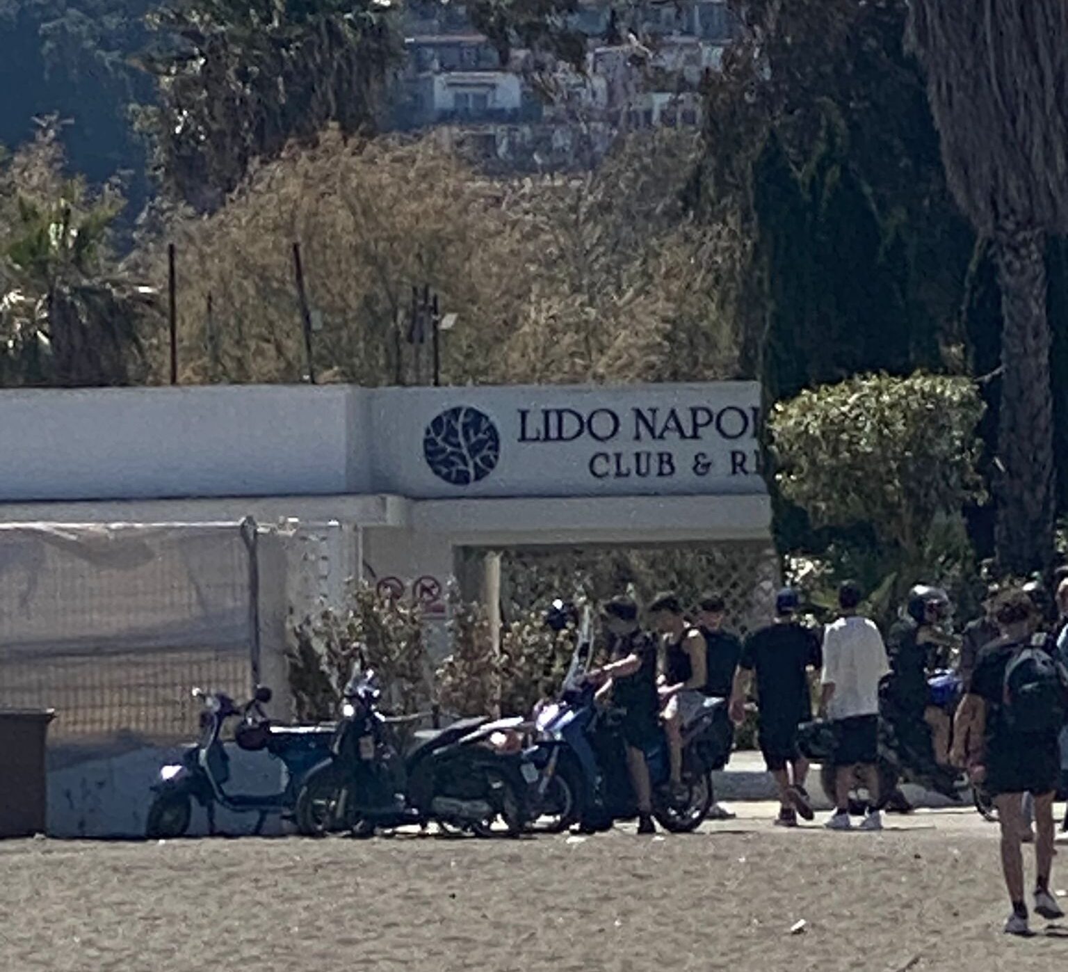 POZZUOLI/ Motorini in spiaggia a Lucrino: caos e pericoli per i bagnanti