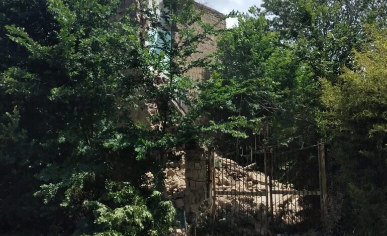 Scosse a Pozzuoli, rudere crollato in via Campana