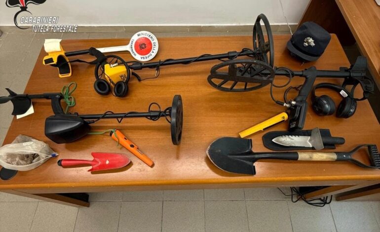 POZZUOLI/ Giravano nella Foresta di Cuma con metal detector e coltelli: denunciate 3 persone
